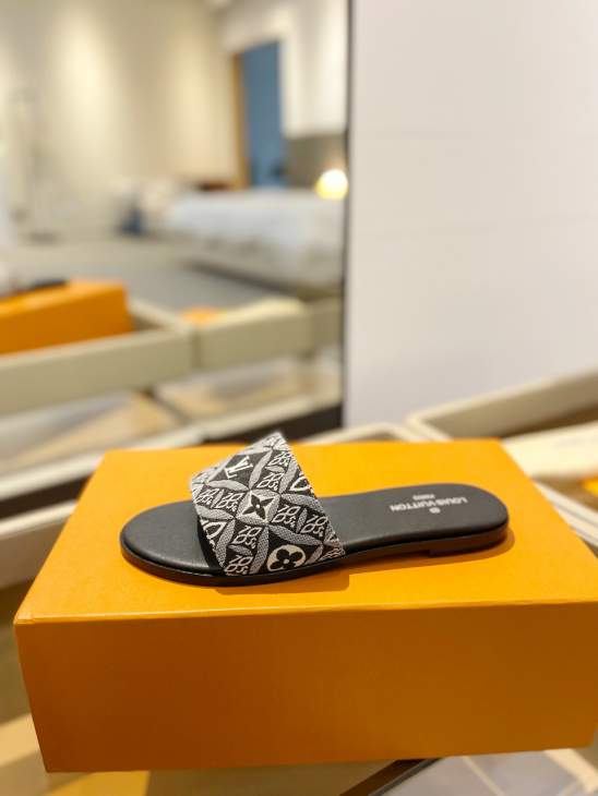 Picture of Louis Vuitton Slippers _SKULVsz35-42h0912620